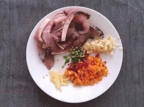 将所有材料洗净，鱼切片，葱切末，生姜切丝，大蒜切碎，辣椒都切段