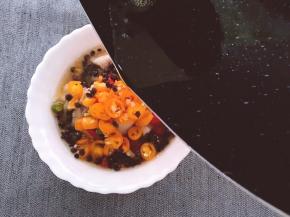 锅洗净放入油，烧热淋碗里