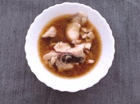 煮开后用漏勺过滤，只留汤，倒入鱼碗里