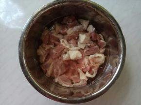 牛肉洗净，切成小方块。放凉水里泡一会，冲洗血水。
