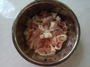 牛肉洗净，切成小方块。放凉水里泡一会，冲洗血水。
