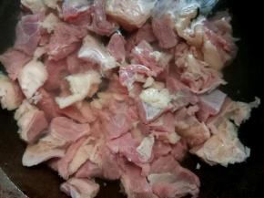 牛肉随凉水一起下锅。