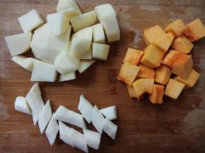 去皮，洗净，却成小块。