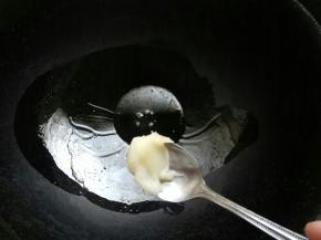 上次熬牛油，有人问干嘛用？这不，牛油除了做点心外，还可以给牛肉制品提味呗。锅里加一小勺牛油，味道香香的。