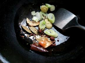 油热，下葱、姜、炖肉料炒香。