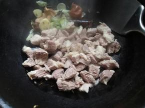 加冲洗干净的牛肉，淋料酒。