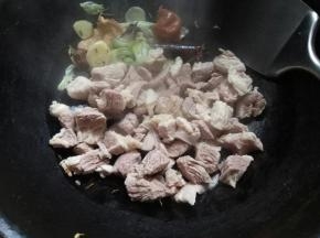 加冲洗干净的牛肉，淋料酒。