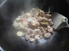 加冰糖、老抽、生抽炒匀。