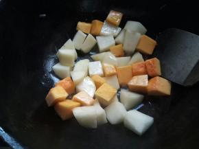 把牛肉盛出。接着倒点油，把土豆、南瓜炒一下。