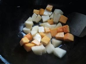 把牛肉盛出。接着倒点油，把土豆、南瓜炒一下。
