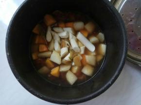 电压力锅，把牛肉铺底，码上土豆、南瓜、山药，再放一段葱。加适量盐，添入开水。