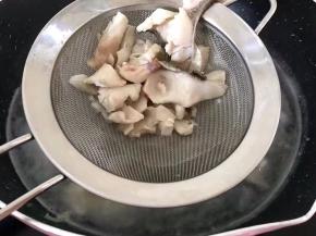 用漏勺将鱼捞出沥干