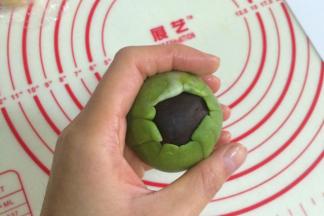 依然利用手的虎口慢慢往上推。