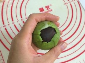 依然利用手的虎口慢慢往上推。