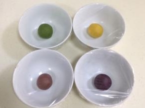 用手揉匀成团，若觉得油酥面团比较干，可以适当在添加一点猪油，油酥一定要柔软，请大家按实际情况调整干湿程度。