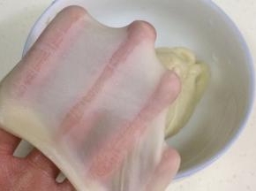 揉至30分钟可以拉出薄膜，面团柔软且有弹性、有韧度。