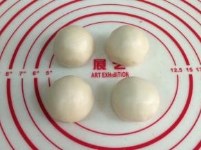 油皮醒发好后，平均分成4份，盖好保鲜膜。