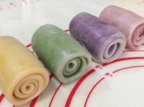 盖好保鲜膜，静置15～20分钟。