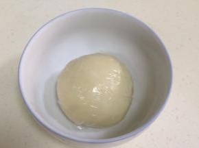 揉好的油皮面团用保鲜膜包好，室温静置30分钟。