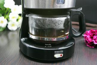 咖啡豆放入咖啡机中煮成咖啡；PS：自动磨咖啡豆，煮咖啡