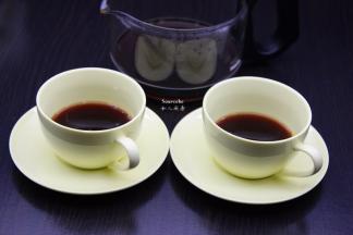 煮好的咖啡倒入咖啡杯中；