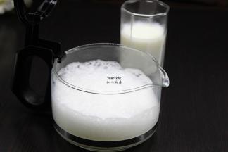 再用咖啡机加热牛奶60度，二分之一打成奶泡；PS：每个咖啡机不同，功能不同