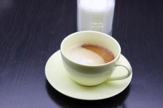 二分之一牛奶倒入咖啡杯中；