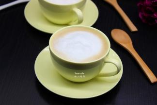 打成奶泡的牛奶，倒入咖啡杯中；PS：咖啡机有打奶泡功能