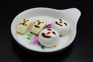 棉花糖用巧克力酱做成自己喜欢的造型；