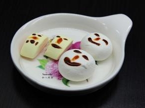 棉花糖用巧克力酱做成自己喜欢的造型；