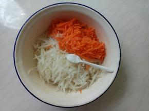 白萝卜、胡萝卜洗净去皮，切丝，放盐腌一下。