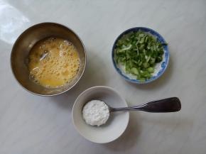鸡蛋打散，葱花切好。面粉和淀粉用的量就是这样的小勺。