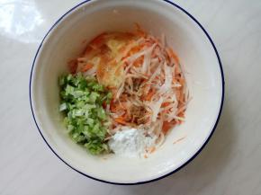 萝卜腌一会出水了，攥一下，放辅料及面粉、淀粉、小苏打。