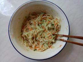 面糊拌匀的状态是大致能成团即可，面多了就不松软了。稀的就加点面。