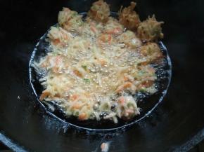 热锅，倒油，八成热下丸子炸。我这一手团丸子，一手拿筷子，拍不了图片了。