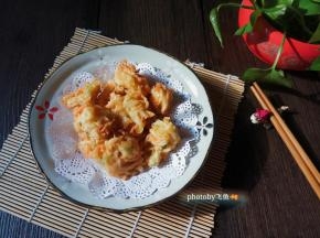 丸子变色捞出控油后盛盘。