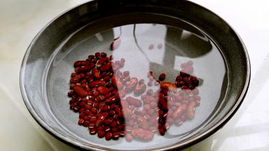 红芸豆和红豆淘洗干净。