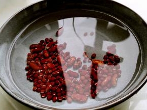 红芸豆和红豆淘洗干净。