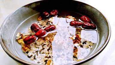 麦仁，核桃仁，黑米，糯米淘洗数遍。