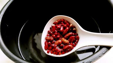 红芸豆和红豆入锅，添入足够的清水。