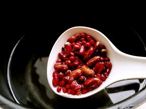红芸豆和红豆入锅，添入足够的清水。