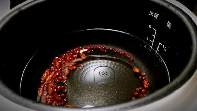 开启煲汤功能煲60分钟。