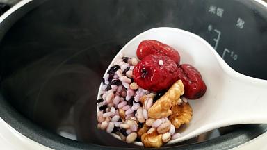 放入黑米，糯米，红枣，核桃，煲30分钟。