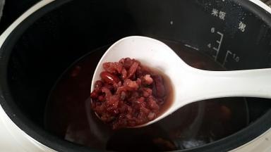 煲至汤汁浓厚，食材软烂。