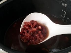 煲至汤汁浓厚，食材软烂。