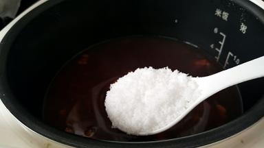 调入砂糖拌匀即可出锅。