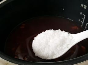 调入砂糖拌匀即可出锅。