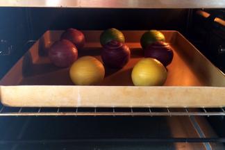 放入预热好的烤箱中层，上下火180度30分钟，若上色后可以盖锡纸，防止蛋黄酥颜色过深。