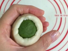利用虎口把油皮慢慢往上推着包起来。