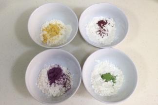 接着来做油酥的部分，把对应的果蔬粉和低筋面粉以及猪油分好在碗内。